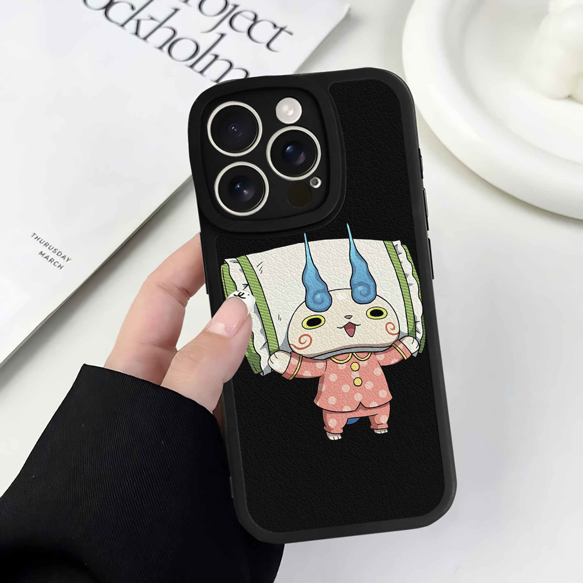 （画像用） 妖怪ウォッチ Yo-kai Watch 【iPhone 16シリーズ対応】シリコンスマホケース（レザー調） 材質：シリコン